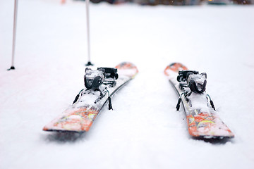 Image showing Skis parked about hotel in the mountains.