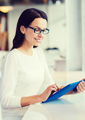 Image showing smiling woman with tablet pc at cafe