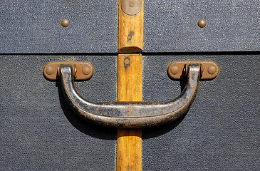 Image showing Handle on an old suitcase