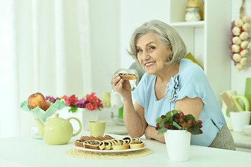 Image showing Senior woman with tasty pie