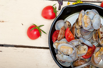 Image showing fresh clams on an iron skillet