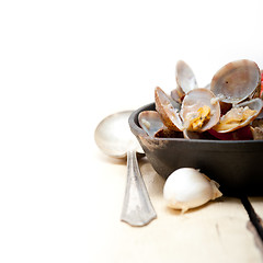 Image showing fresh clams on an iron skillet