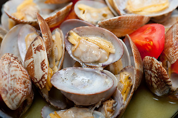 Image showing fresh clams on an iron skillet