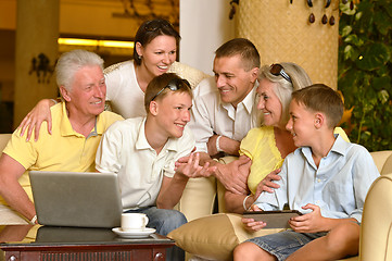 Image showing family sitting with laptop