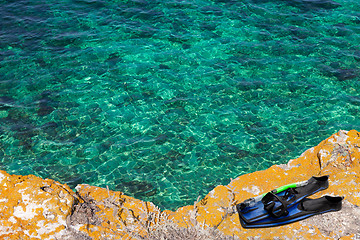 Image showing Mask, snorkel and flippers on the cliff of sea