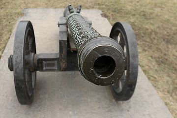 Image showing medieval bronze cannon front view
