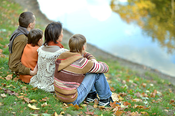 Image showing  smiling family relaxing 