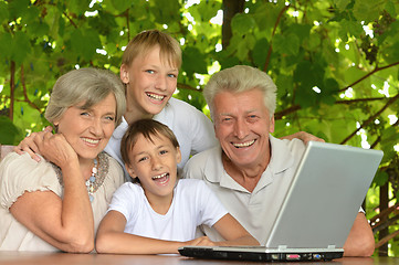 Image showing Family with laptop