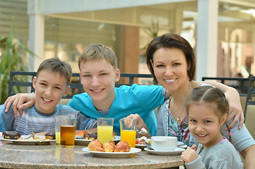 Image showing Mother and children  at breakfast