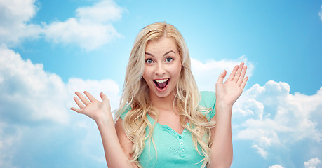 Image showing surprised smiling young woman or teenage girl