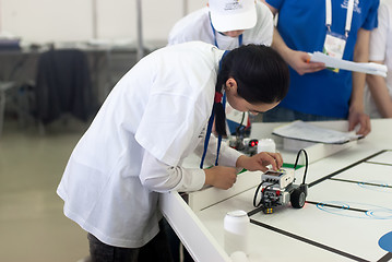 Image showing Competitions of robots among school students