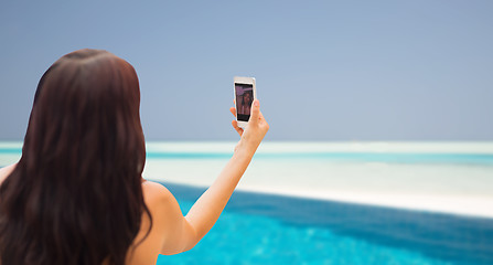 Image showing young woman taking selfie with smartphone