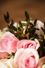 Image showing The wedding rings with pink roses 