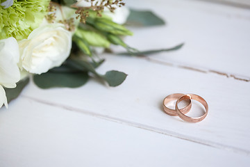 Image showing The wedding rings with white roses 