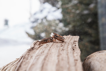 Image showing The wedding rings close up 