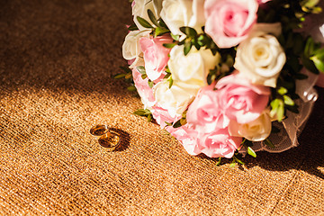 Image showing The wedding rings with pink roses 