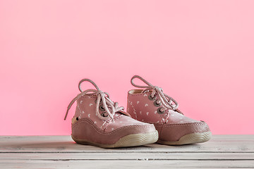 Image showing Baby shoes in pink color