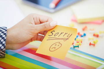 Image showing Sorry text on adhesive note