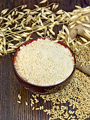 Image showing Flour oat in bowl with grain on board