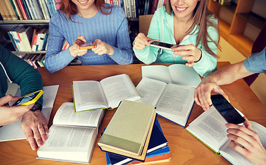 Image showing students with smartphones making cheat sheets