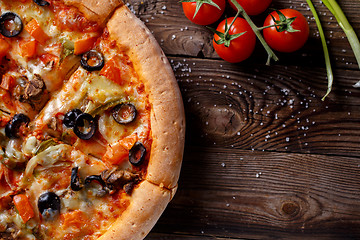 Image showing Vegeterian pizza with mushrooms and olives