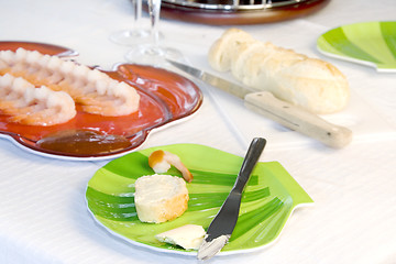 Image showing Shrimp Plate with Sliced Bread and Green Plate