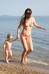 Image showing Mother and daughter in same bikinis