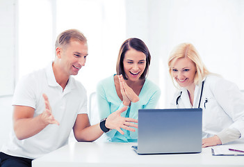 Image showing doctor with patients looking at laptop