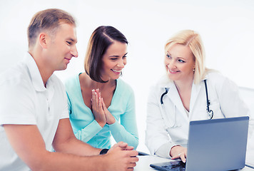 Image showing doctor with patients looking at laptop