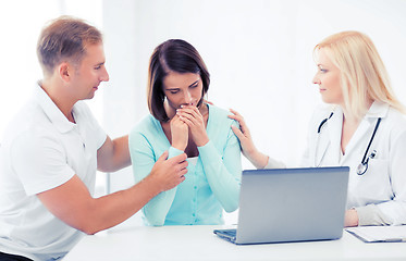 Image showing doctor with patients in hospital