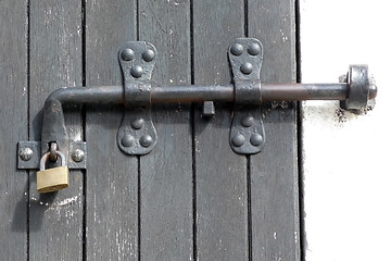 Image showing Old latch and padlock