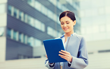 Image showing smiling business woman with tablet pc in city
