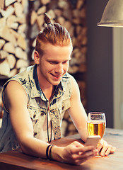Image showing happy man with smartphone drinking beer at bar
