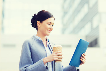 Image showing smiling business woman with tablet pc in city