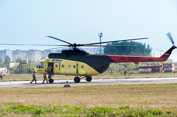 Image showing Rescuers load into helicopter MI-8 