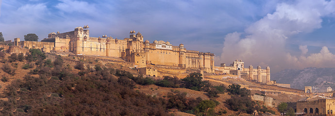 Image showing Massive Amer Fortress and Palace near Jaipur, India