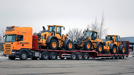 Image showing Scania R500 Truck Hauls Three Wheel Loaders