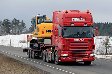 Image showing Scania R500 Hauls Komatsu Hydraulic Excavator