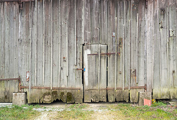 Image showing rundown old barn door
