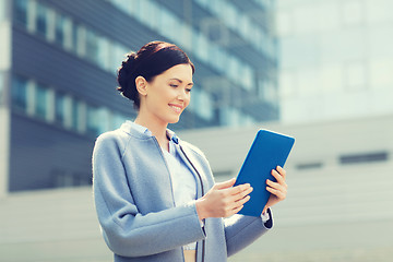 Image showing smiling business woman with tablet pc in city