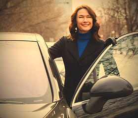 Image showing woman sits in the car