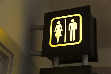 Image showing Toilet sign with arrow