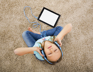 Image showing Girl listen music