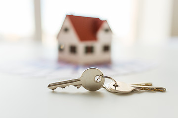 Image showing close up of home model, money and house keys