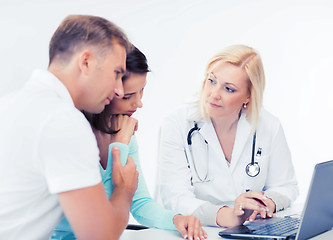 Image showing doctor with patients looking at laptop