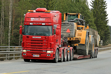 Image showing Scania 164G Transports Heavy Volvo Wheel Loader