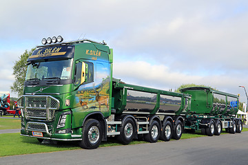 Image showing Green Volvo FH16 750 Show Truck