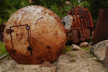 Image showing rusty wrecks, adapted for barn on the shore