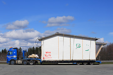 Image showing Volvo FH Semi Trailer and House Module as Oversize Load