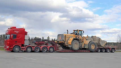 Image showing Scania 164G Semi Truck Transports Wheel Loader as Oversize Load